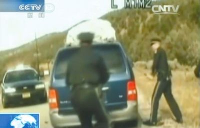 費(fèi)雷爾再次上車，警察拿警棍砸車窗。