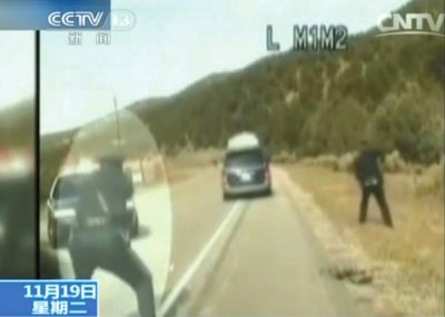 費(fèi)雷爾駕車逃走，警察連開數(shù)槍。央視截圖