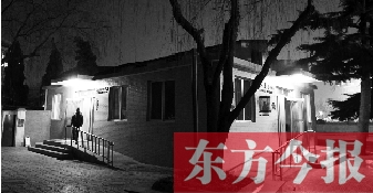 1月13日晚9點(diǎn)20分，鄭州市嵩山路與伊河路交叉口西北角的生態(tài)廁所依然開(kāi)著燈