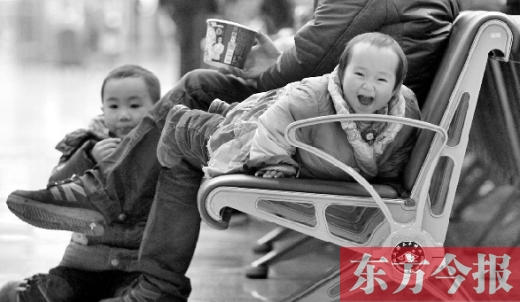 鄭州東站候車長椅上，哈哈，馬上回家過年有禮物收了
