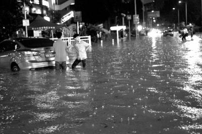 3月30日晚，深圳市區(qū)不少地段因暴雨積水，導致一些車輛在水中熄火。