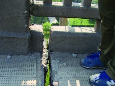圖為大橋17號(hào)墩處橋面裂縫。梅建明 攝