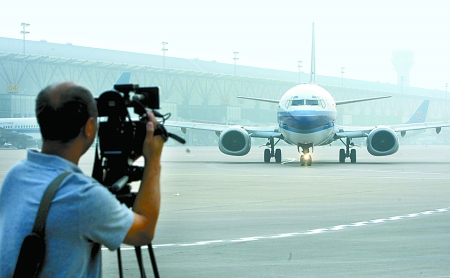 　8月28日，一架嶄新的波音737-800型飛機平穩(wěn)降落在鄭州新鄭國際機場。