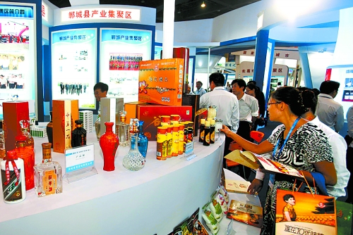 9月24日，2012中國（鄭州）產(chǎn)業(yè)轉(zhuǎn)移系列對接活動產(chǎn)業(yè)轉(zhuǎn)移暨新型工業(yè)化成果展在鄭州國際會展中心舉行