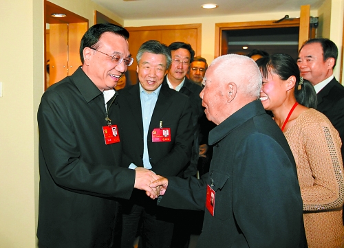 11月5日下午，中共中央政治局常委、國務(wù)院副總理李克強親切看望了參加中國共產(chǎn)黨第十八次全國代表大會的
