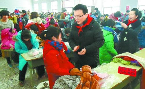 1月20日，省直團(tuán)工委組織19個省直廳局的38名青年干部，來到三門峽市澠池縣果園鄉(xiāng)，開展“大手拉小手