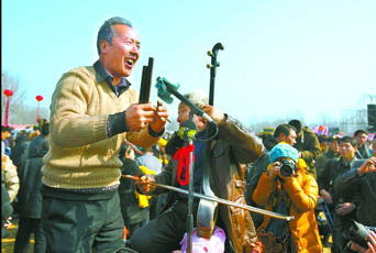 2月22日，寶豐馬街書(shū)會(huì)上，說(shuō)書(shū)藝人正在表演。記者 史長(zhǎng)來(lái) 攝