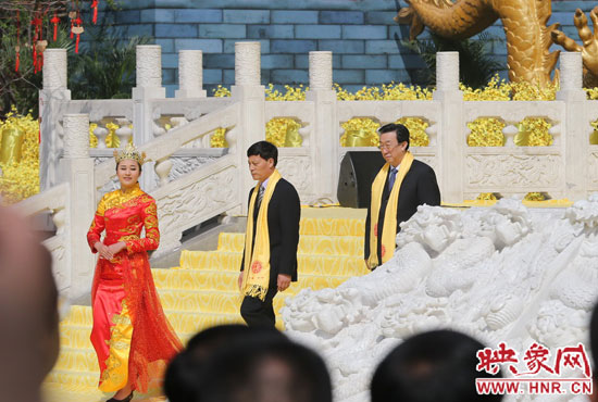 　河南省委書記、省人大常委會(huì)主任郭庚茂，河南省省長(zhǎng)謝伏瞻敬獻(xiàn)花籃。映象網(wǎng)記者 邵恰 攝