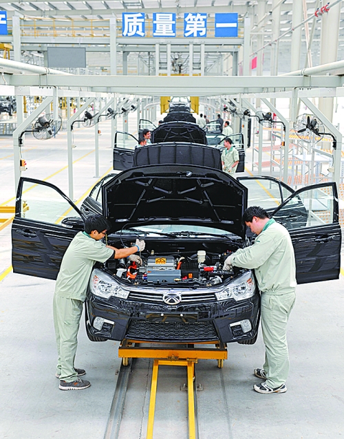　　4月16日，新鄉(xiāng)市新能電動(dòng)汽車有限公司的工作人員在電動(dòng)汽車生產(chǎn)流水線上作業(yè)。目前，新鄉(xiāng)現(xiàn)有規(guī)模以