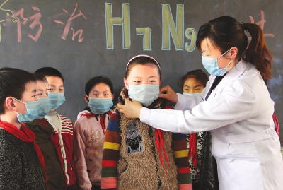 　　4月18日，內(nèi)黃縣第三實驗小學(xué)的老師在為學(xué)生講解如何預(yù)防甲型H7N9流感。當(dāng)日，內(nèi)黃縣第三實驗小