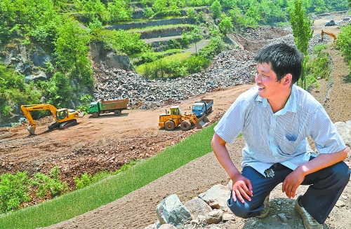 　　5月5日，魯山縣趙村鄉(xiāng)關(guān)岈村青年時(shí)軍偉看著正在建設(shè)的兩座小型水庫開心地笑了。他1994年開始外出