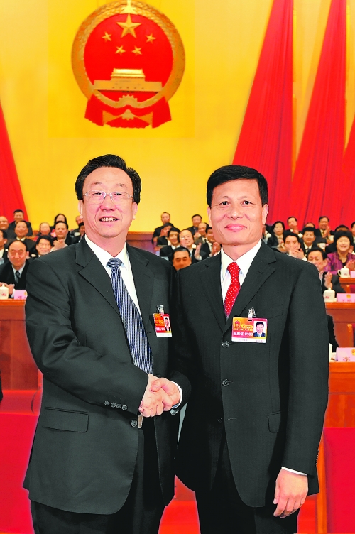 4月2日上午，新當(dāng)選的省人大常委會(huì)主任郭庚茂與新當(dāng)選的省人民政府省長謝伏瞻親切握手。郭宇 董亮 攝
