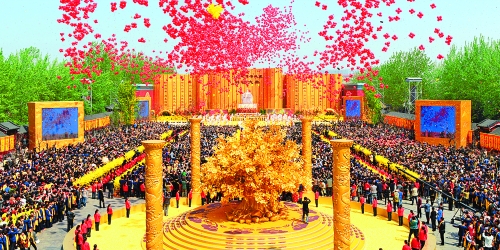 癸巳年黃帝故里拜祖大典于4月12日上午在新鄭舉行，來自海內(nèi)外的炎黃子孫，共同祭拜中華民族的人文始祖軒