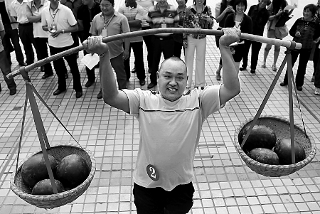 節(jié)會現(xiàn)場，一位瓜農(nóng)正在表演西瓜舉重。