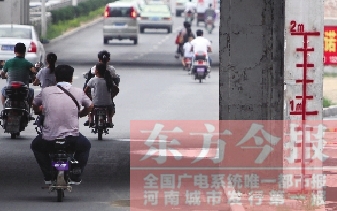 昨日，鄭州市航海路與京廣鐵路立交橋下，用紅線標(biāo)注的“水位警戒線”
