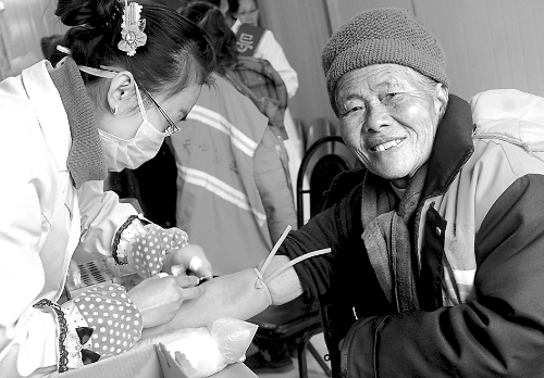 1月14日，汝南縣為全縣460多名環(huán)衛(wèi)工人免費(fèi)進(jìn)行心電圖、胸透等13項(xiàng)健康檢查，并建立了個(gè)人健康檔案