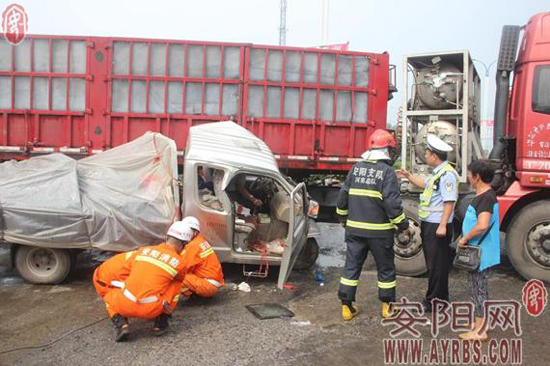 安陽(yáng)大貨車與三輪車相撞一人被困 傷者鮮血直流