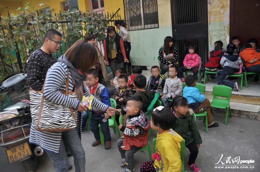 河南駐馬店市高新區(qū)一休幼兒園大門外聚集了數(shù)十位孩子家長(zhǎng),他們是來(lái)送孩子上學(xué)的,可是幼兒園大門卻被兩輛面包車?yán)锿舛滤?。周一一大早就遇到這事,不少家長(zhǎng)特意給單位請(qǐng)假替孩子討要說(shuō)法。