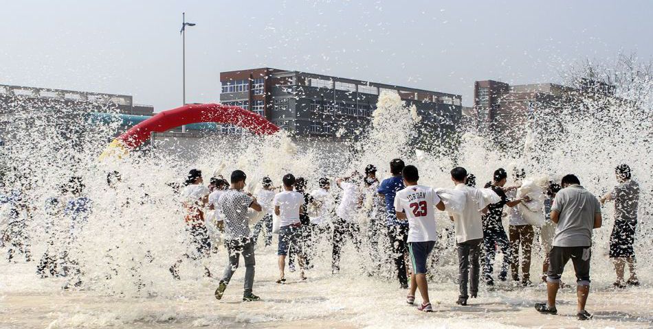 煙臺千人“枕頭大戰(zhàn)”迎中秋