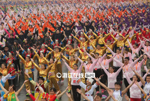 杭州3萬(wàn)余人齊跳排舞 成功挑戰(zhàn)吉尼斯