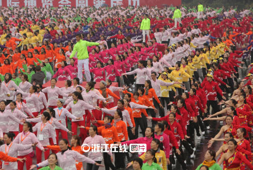 杭州3萬(wàn)余人齊跳排舞 成功挑戰(zhàn)吉尼斯