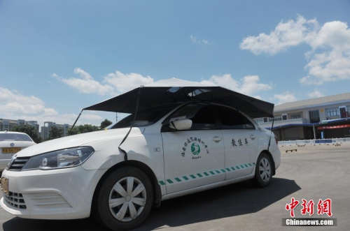 杭州一駕?，F(xiàn)遮陽新招 教練車車頂撐傘