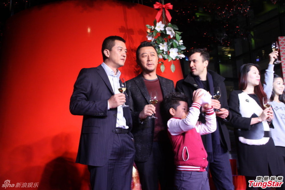 李亞鵬、郭濤父子相活動