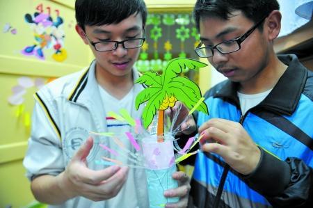 男生正把廢舊物做成裝飾品，裝扮女生寢室