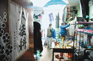 寢室門(mén)上的招貼表達(dá)了學(xué)生們的愿望，其實(shí)不逃課、少逃課才是不掛科的保證
