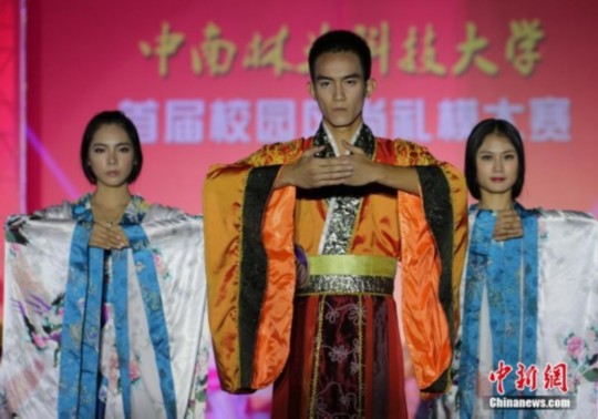 ?；ㄐ２萃_示范中華禮儀 展現(xiàn)漢服風采