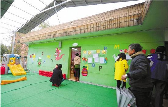 因為怕裝修后的氣味影響孩子的健康，包括小葉在內(nèi)，很多家長找到園方，要求換教室.