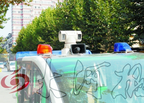 巡查車車頂裝有360度攝像頭,對路面違章停車行為抓拍取證。