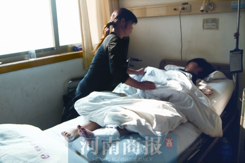 14歲的小美躺在病床上，左腿摔傷的部位還纏著繃帶