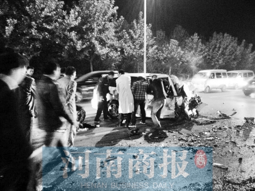 慘劇現(xiàn)場，眾人紛紛上前施救，有人拉住變形的車門，為傷者爭取救援時間