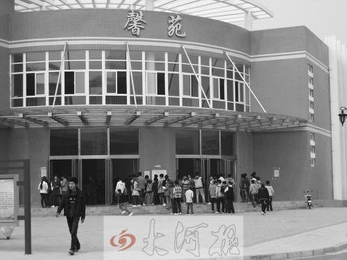 學(xué)生們排隊(duì)進(jìn)入食堂就餐，對(duì)于統(tǒng)一15元的收費(fèi)標(biāo)準(zhǔn)，不少學(xué)生和家長(zhǎng)很不理解。