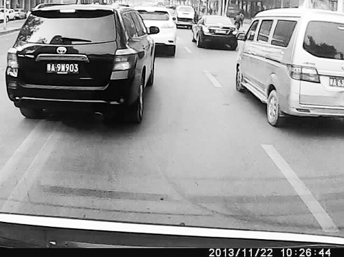 這輛黑色車(chē)輛不避讓執(zhí)行緊急任務(wù)的救護(hù)車(chē)，并壓著雙黃線(xiàn)變更車(chē)道。唐韜/圖