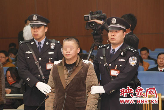 被告人被法警帶上法庭時(shí)，身上沒有戒具，也沒有剃光頭。（圖片來源于微博@豫法陽光）