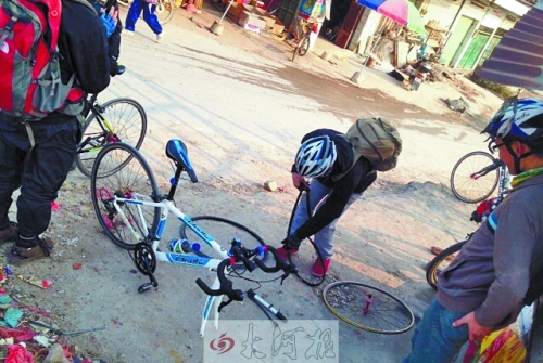 運(yùn)氣不好，十分鐘被扎了兩次胎，只能自己修車(chē)。