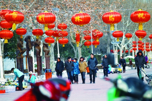 昨天，鄭州市文博廣場(chǎng)上已掛起了燈籠。