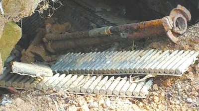 新縣村民掃墓時發(fā)現(xiàn)"軍火庫" 有機(jī)槍、迫擊炮等重武器