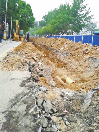 文化路大修改造工程，目前西半幅圍擋已基本鋪設(shè)到位。
