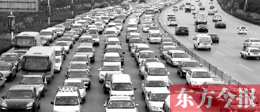 21日，鄭州市中州大道，大量擁堵的汽車將寬寬的道路變成“停車場”