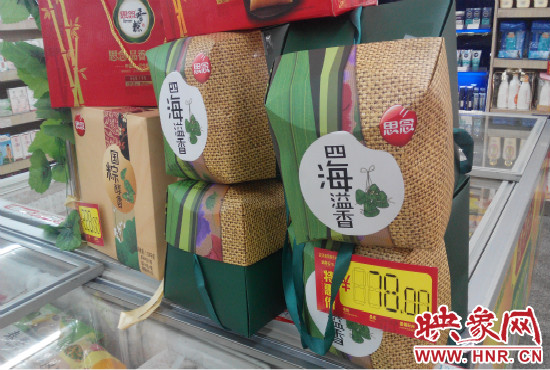 今年商場(chǎng)里的散裝、袋裝粽子多了，盒裝粽子的售價(jià)也更加親民。