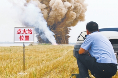 民警點火，引爆爆炸物品。