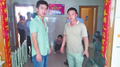在吳文舉老師的幫助下，王強強（左）從傳銷窩點成功脫險。