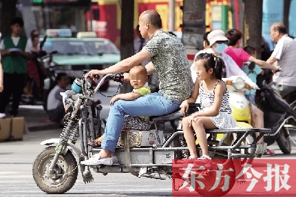 這樣帶著孩子，一個(gè)剎車(chē)，孩子就有可能摔下車(chē)