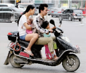 帶著孩子騎電動(dòng)車(chē)，安全一定要放在第一位。