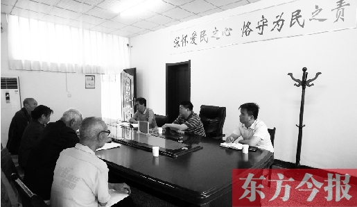6月16日，幾位蘭考市民在向縣委副書(shū)記毛衛(wèi)豐反映問(wèn)題。