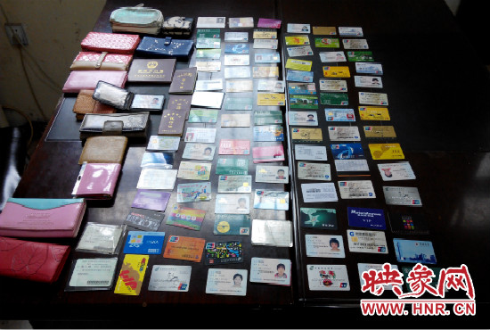 在日常執(zhí)勤當中，巡防隊員經常能撿到很多的身份證和銀行卡。
