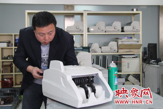 陸涌每天的工作就是和機器“談心”、發(fā)現(xiàn)故障、修好它們。